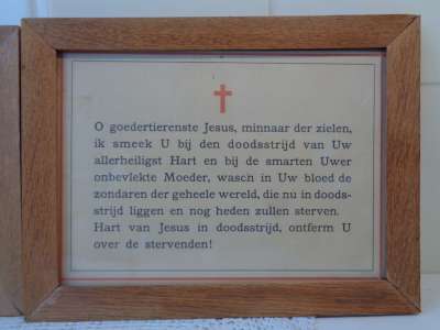 Twee religieuze teksten in houten omlijstingen