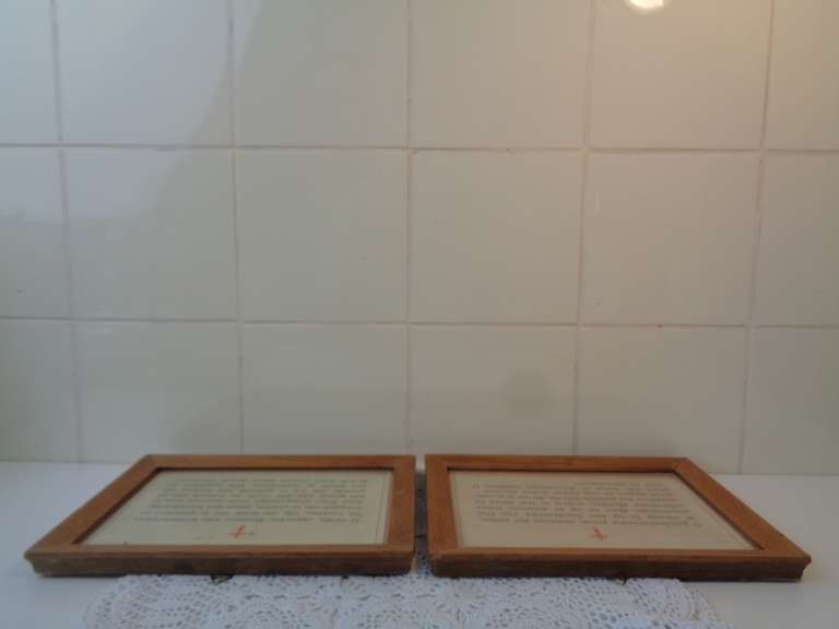 Twee religieuze teksten in houten omlijstingen