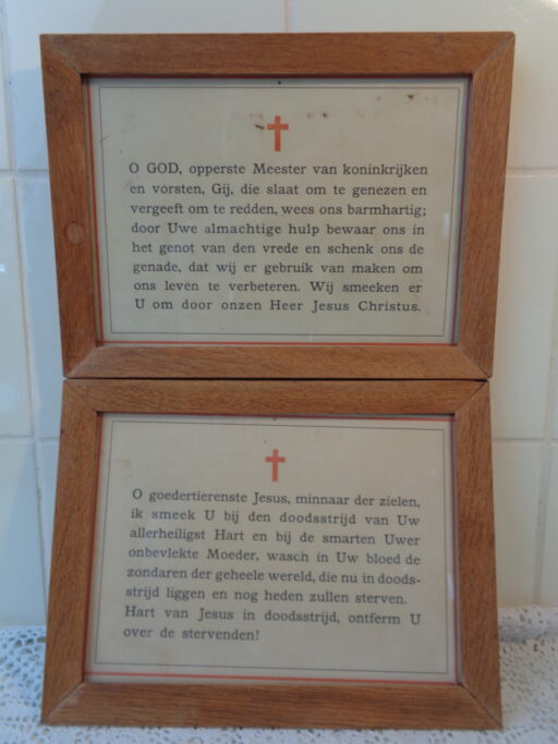 Twee religieuze teksten in houten omlijstingen