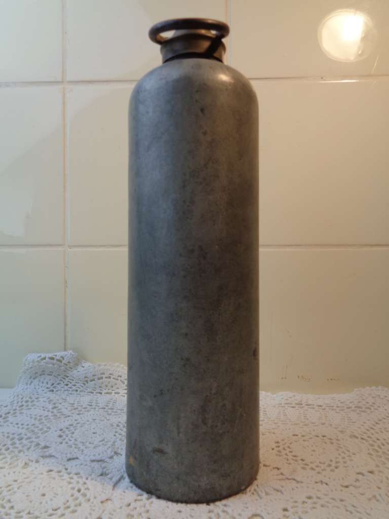 Antieke metalen water kruik