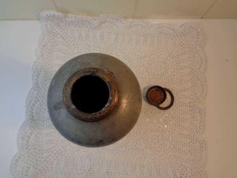 Antieke metalen water kruik
