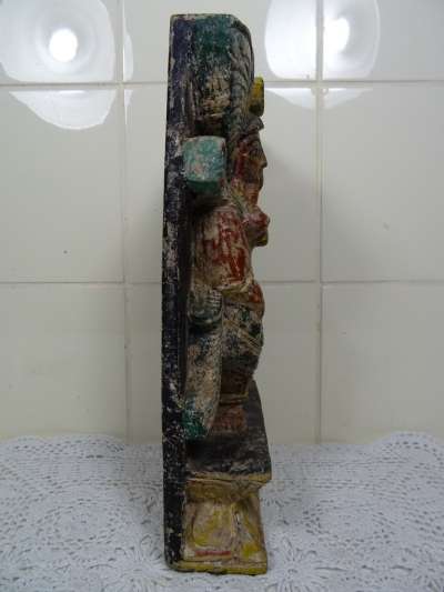 Antiek reliëf beeld houtsnijwerk godin