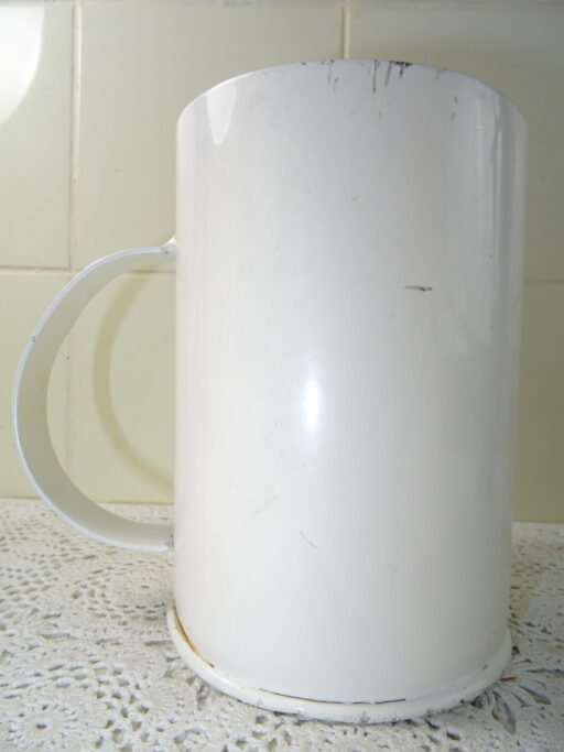 Antieke maatkan of beker met groot handvat