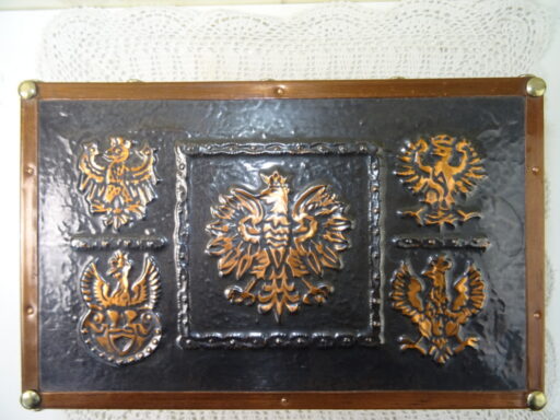 Alternative view of Imponerende houten kist met koperbeslag