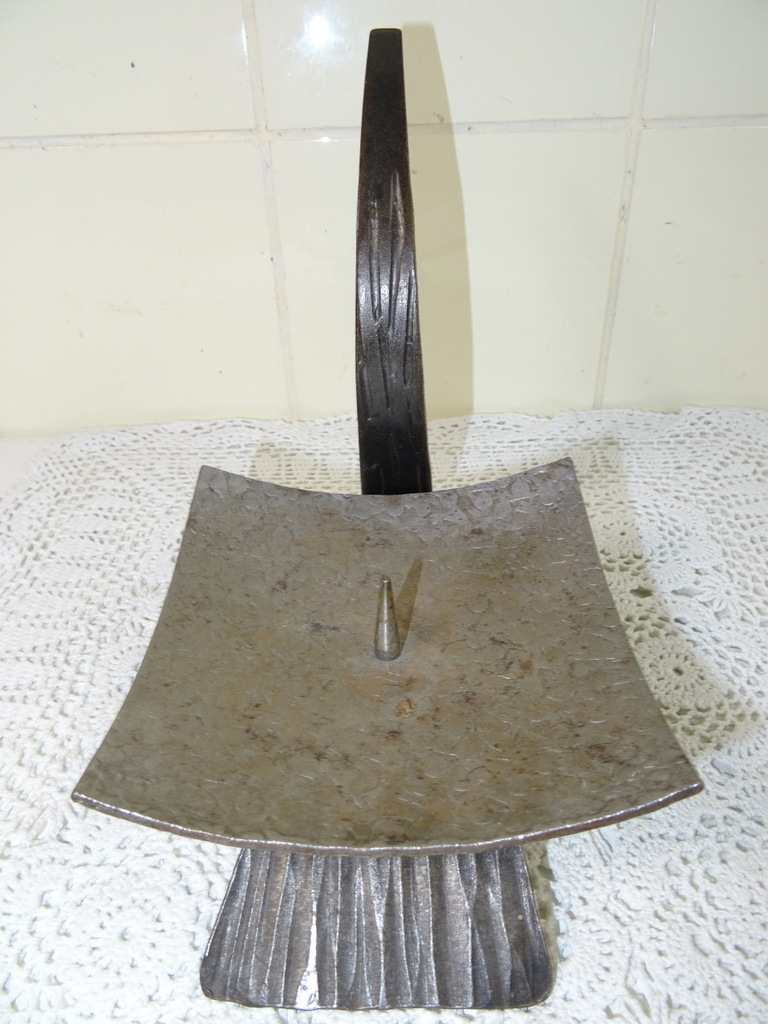 Antieke robuuste metalen kandelaar
