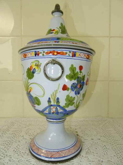 Aardewerk of porseleinen kelk Calf Faenza Italy