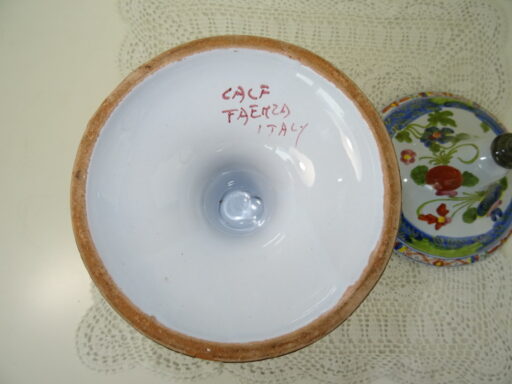 Aardewerk of porseleinen kelk Calf Faenza Italy