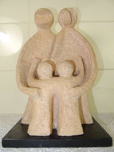 Abstracte sculptuur van een gezin gesigneerd J A