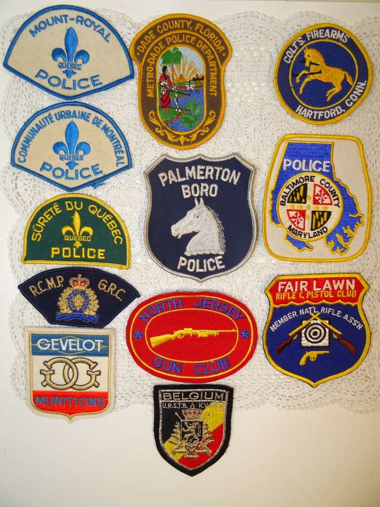 Collectie badges van politie en schietclubs