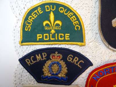 Collectie badges van politie en schietclubs
