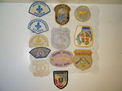 Collectie badges van politie en schietclubs