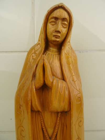 Antiek houten Mariabeeld met serene expressie