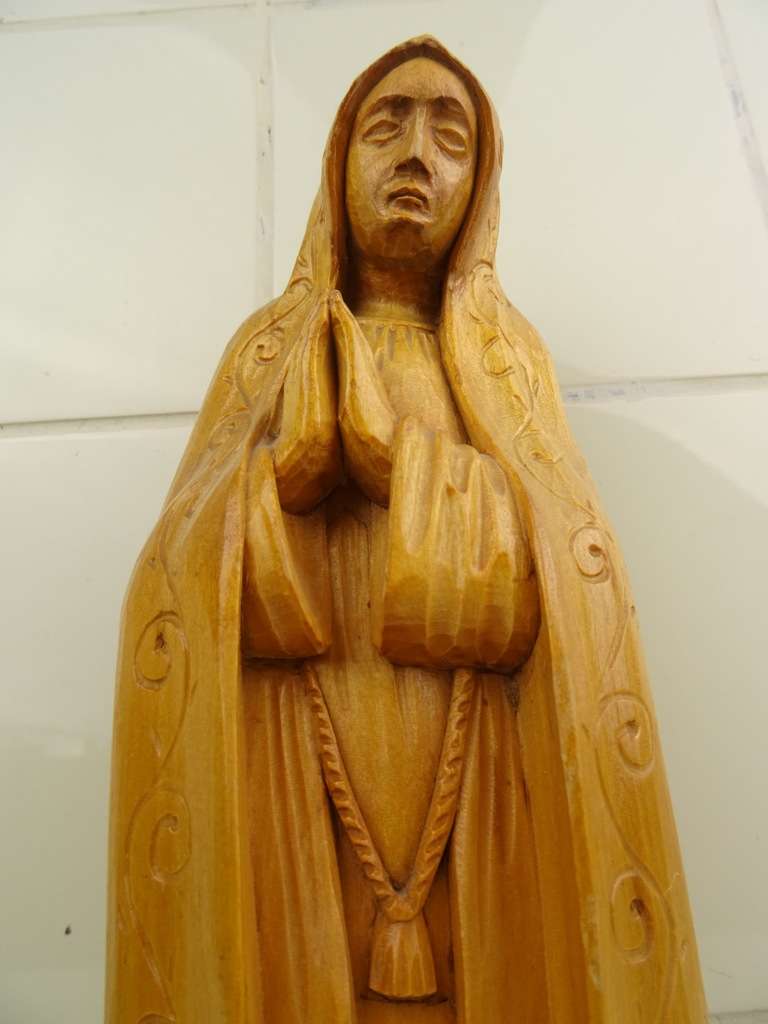 Antiek houten Mariabeeld met serene expressie