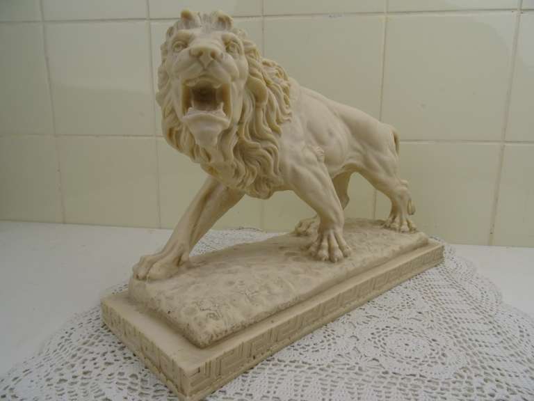 Imponerend antiek beeld van een leeuw