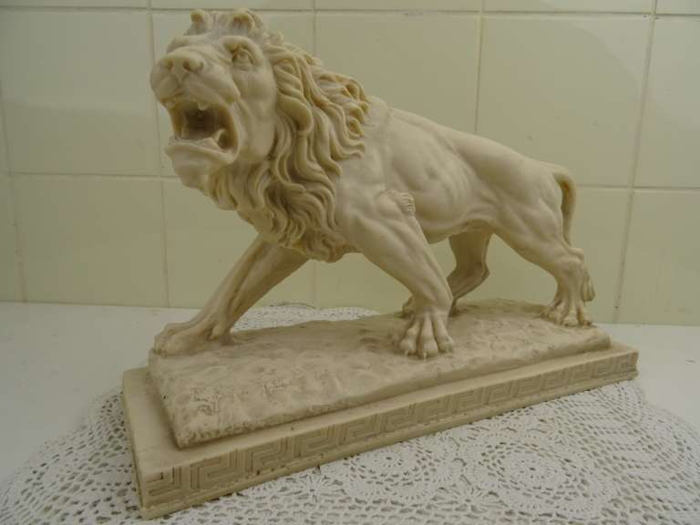 Imponerend antiek beeld van een leeuw