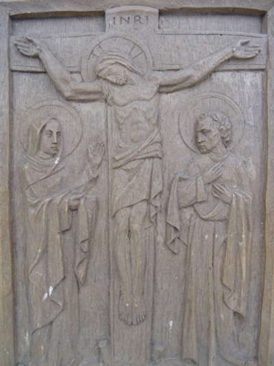 Antiek reliëf met Jezus, Maria en Johannes