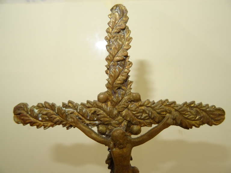 Antiek koperen kruisbeeld met engelen