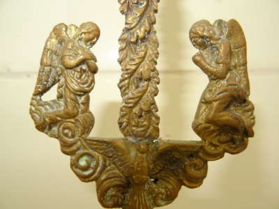 Antiek koperen kruisbeeld met engelen