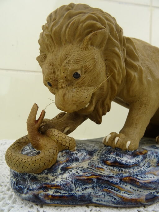 Alternative view of Imposant beeld leeuw met slang