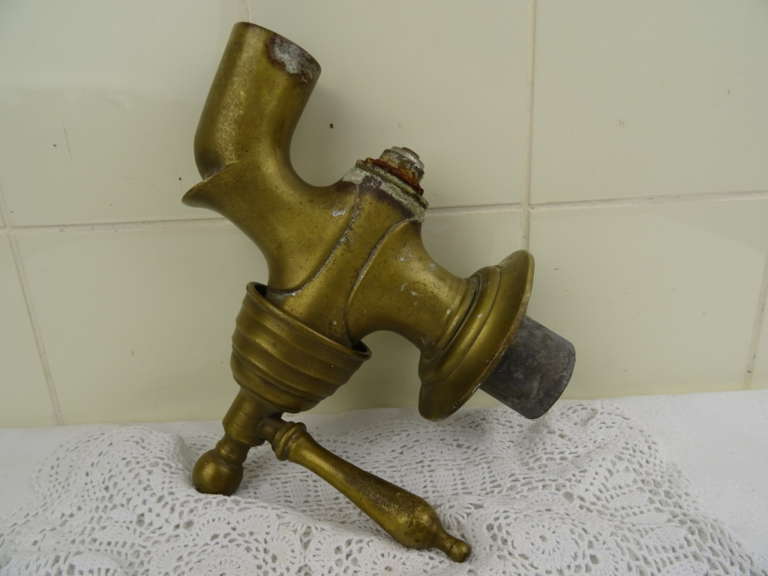 Enorme antieke bronzen kraan