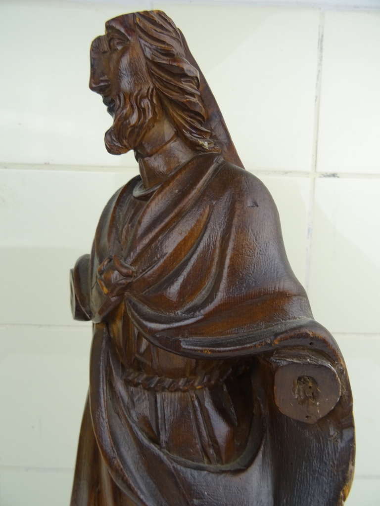 Antiek houten beeld bisschop