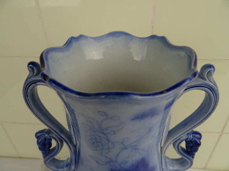 Grote antieke faience vaas