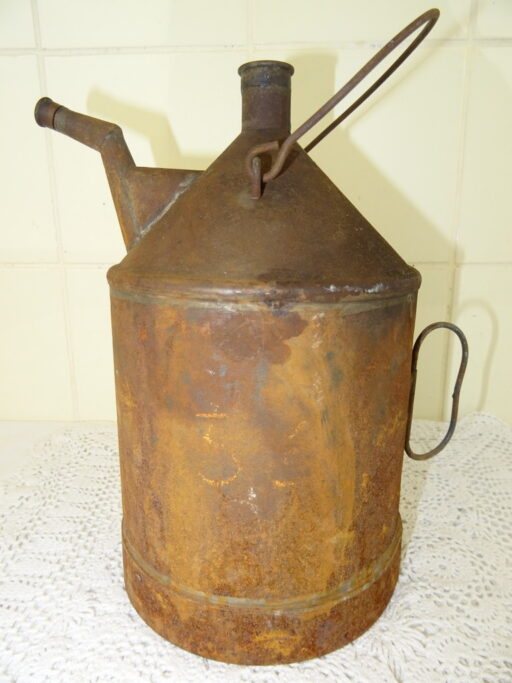 Antieke metalen oliekan