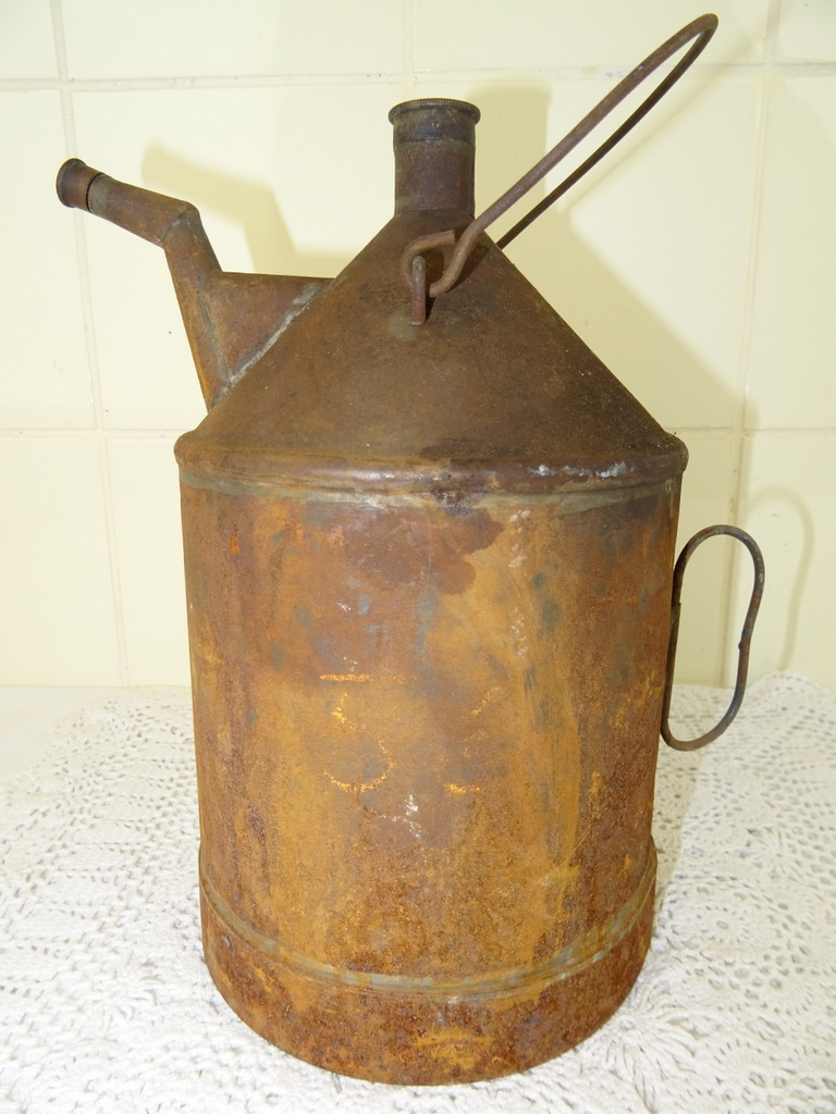Antieke metalen oliekan