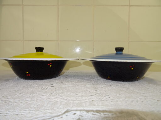 Set antieke emaillen schalen met deksel