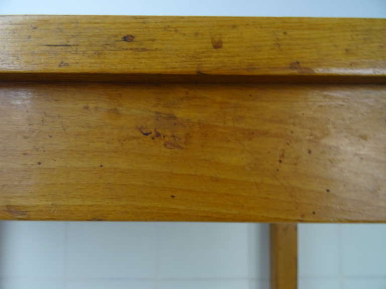 Vintage houten schooltafeltje met stoel