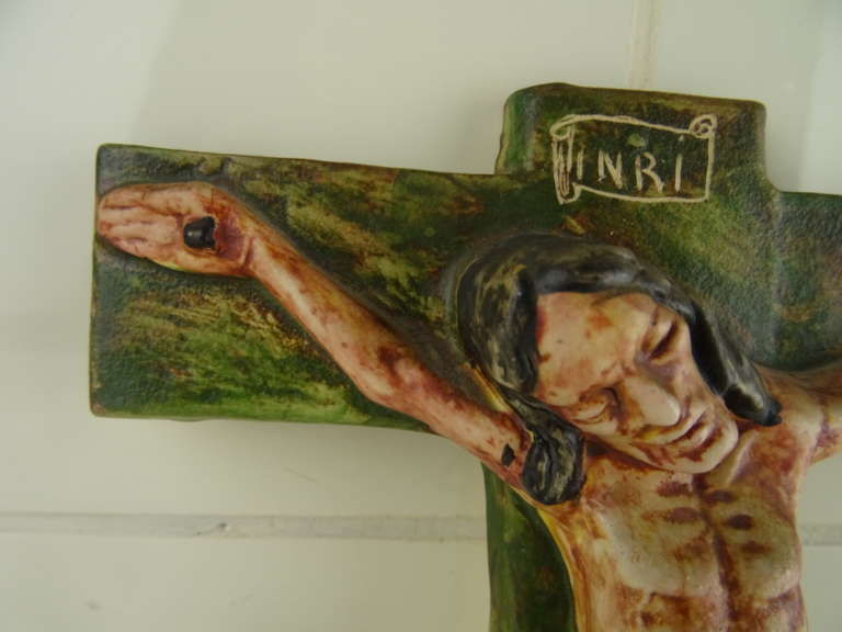 Antiek aardewerk kruis met Corpus Christi