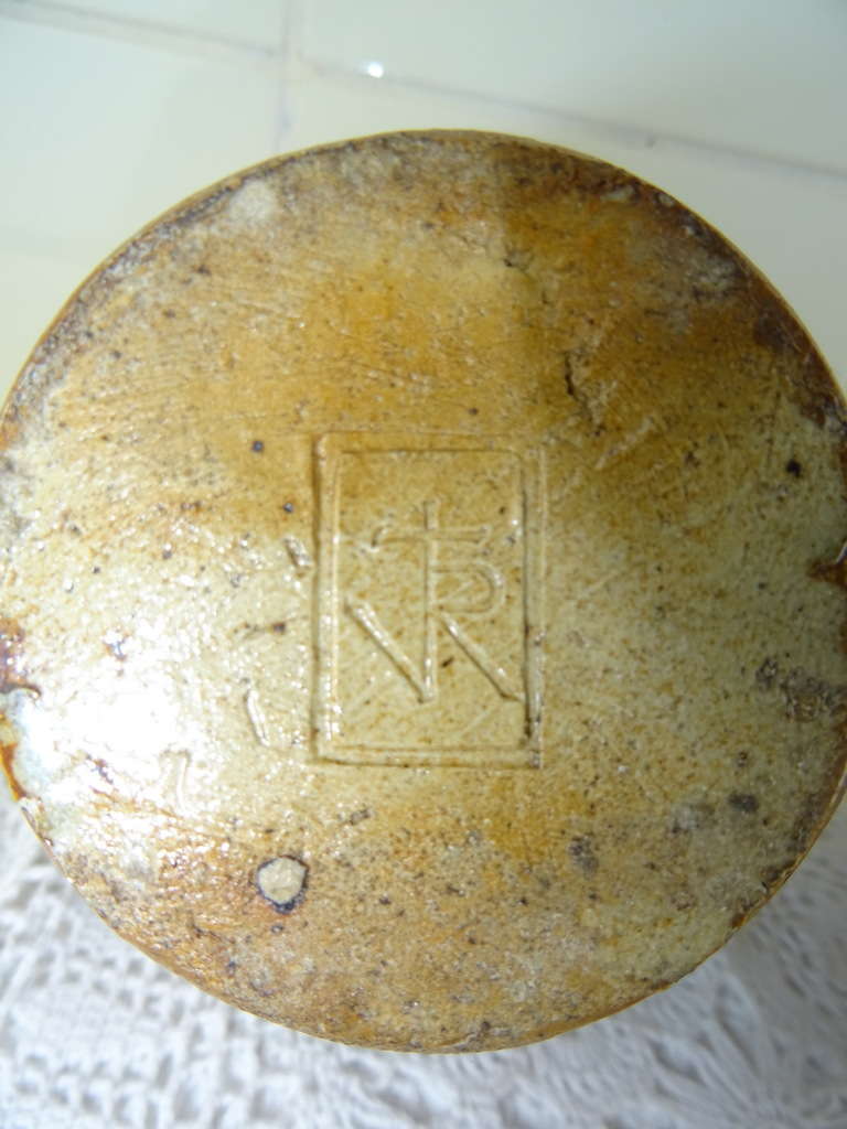Antieke kannen met christelijke symbolen