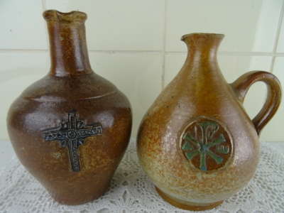 Antieke kannen met christelijke symbolen