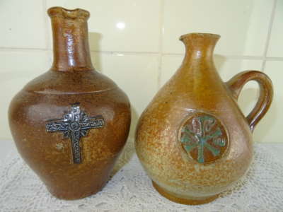 Antieke kannen met religieuze symbolen