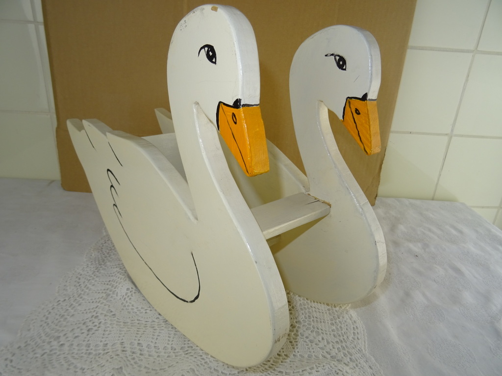 Vintage poppen schommelstoeltje zwaan