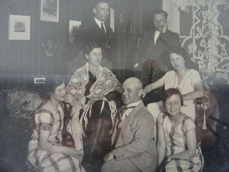Antieke markante familiefoto in lijst