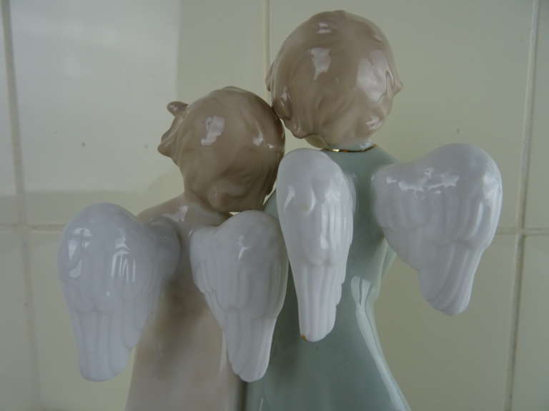 Antiek porseleinen beeld engelen