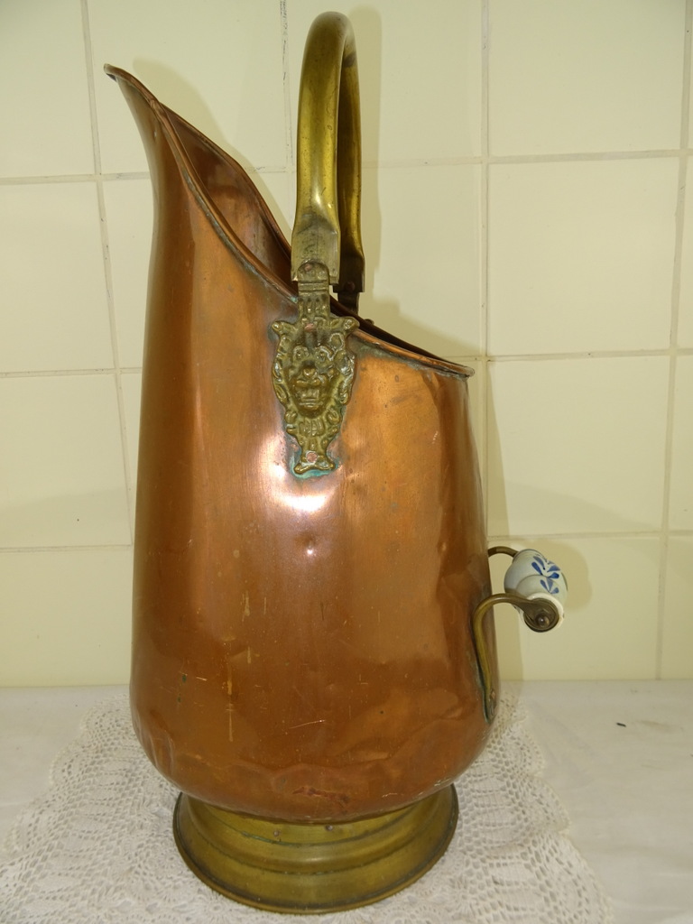 Antiek kolenkit met leeuwenkoppen