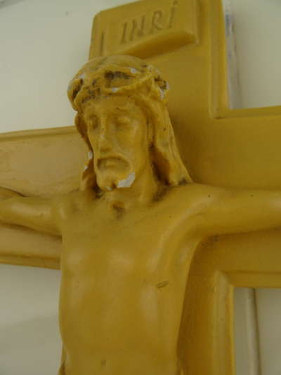 Antiek kruisbeeld met panelen