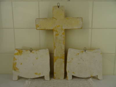 Antiek kruisbeeld met panelen