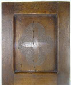 Antiek houten paneel met kruis