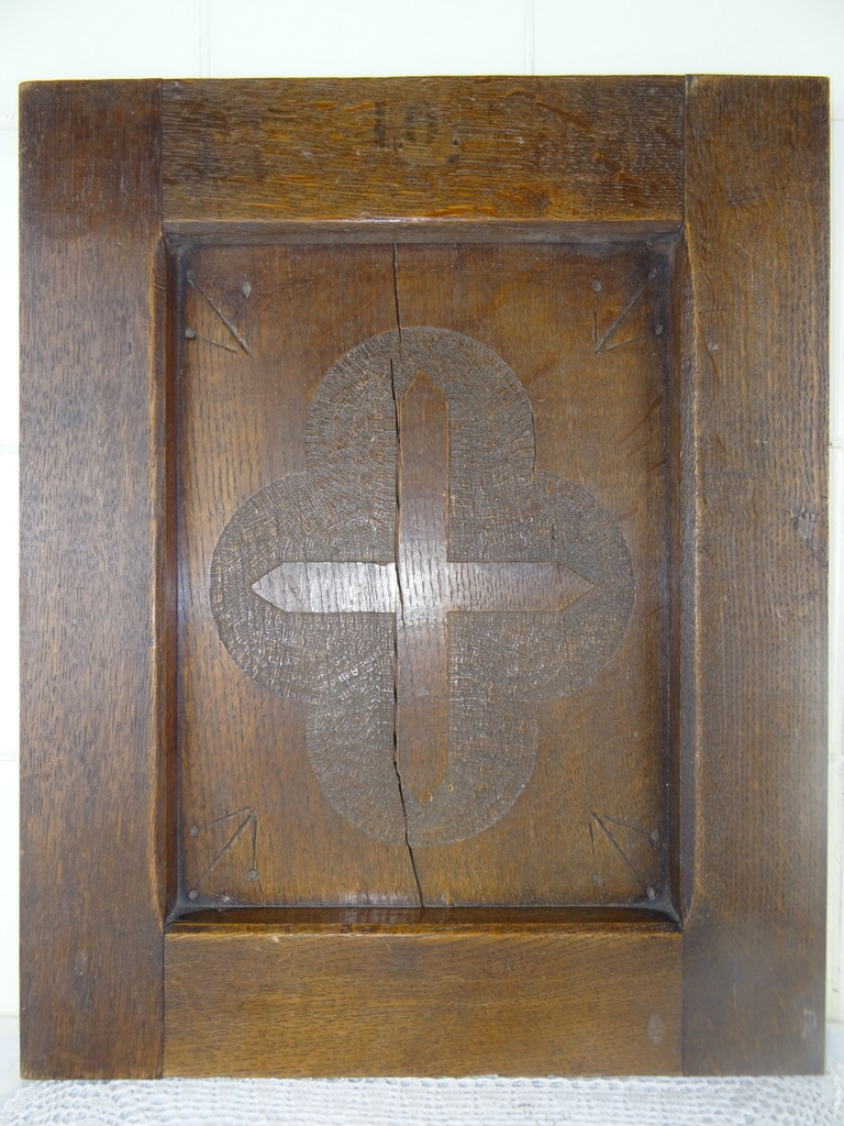 Antiek houten paneel met kruis
