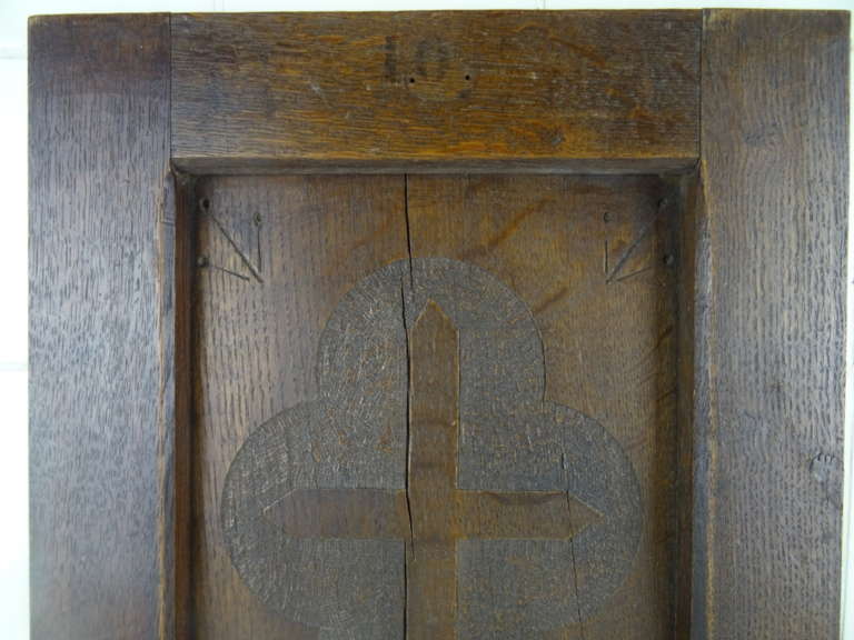 Antiek houten paneel met kruis