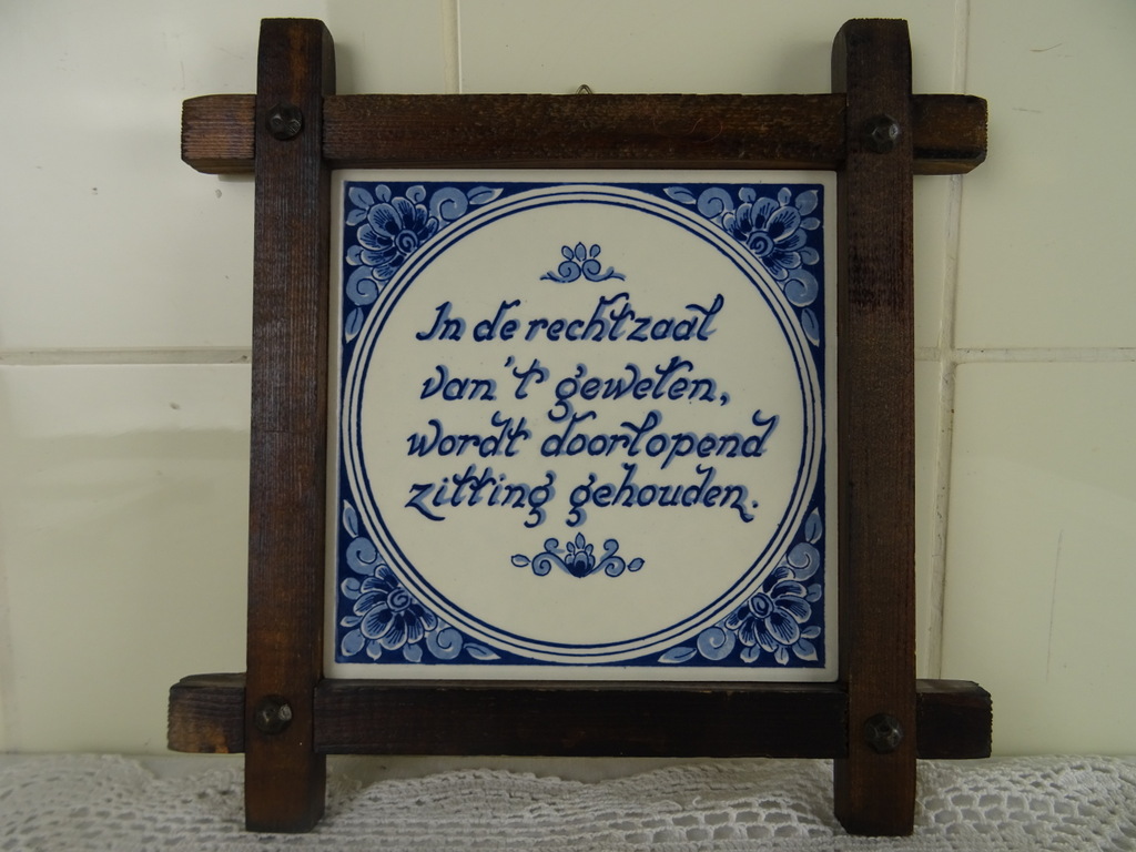 Antieke tegel met spreuk Delfts blauw