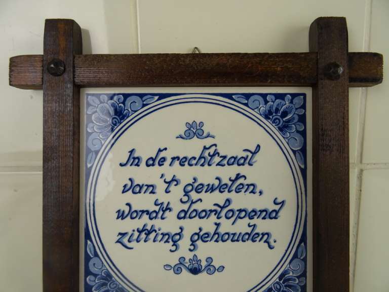 Antieke tegel met spreuk Delfts blauw