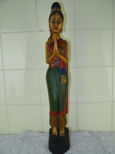 Kleurrijk houten Boeddha beeld