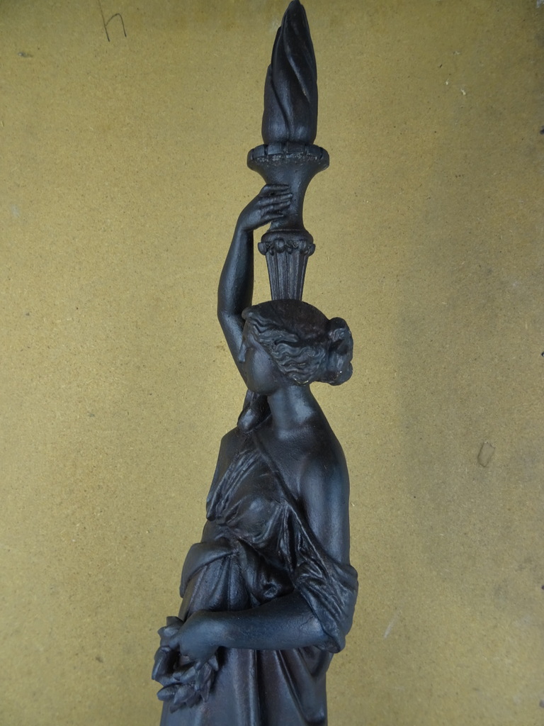 Antiek beeld vrouw met fakkel en krans