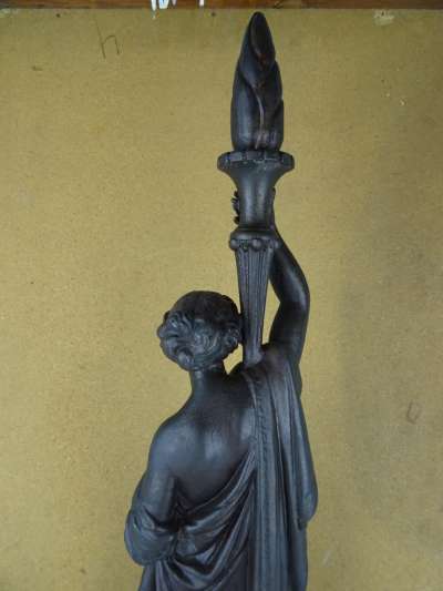 Antiek beeld vrouw met fakkel en krans