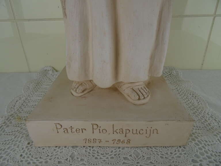 Aardewerk beeld Padre Pio door Constant Grooten