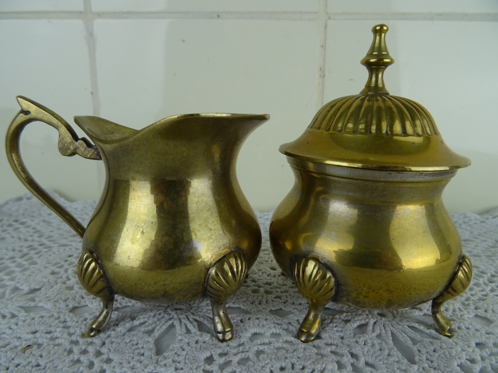 Verzilverd suiker en melk stel met leeuwenklauwen Verzilverd suiker en melk stel met leeuwenklauwen